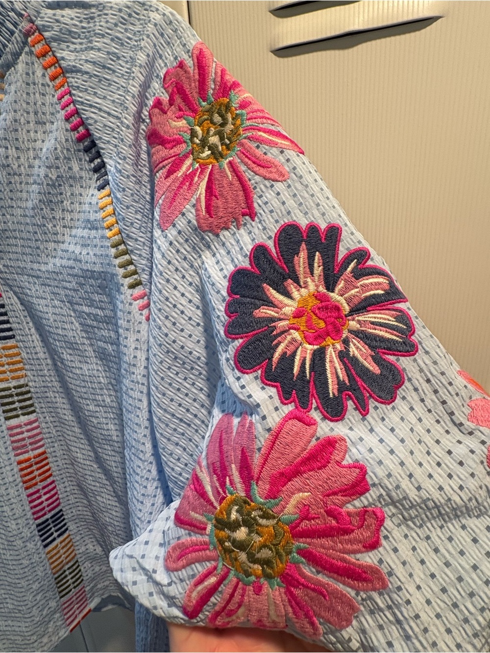Like new Floral Puff Sleeve Embroidered Top by THML sz Lg - Picture 3 of 4